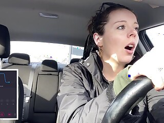 Nadia Foxx gefangen Orgasmus aus einem Vibrator während der Fahrt