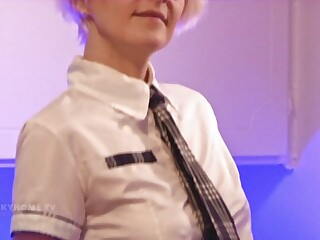 Blonde milf mit brille fickt ihn tief mit dem strapon