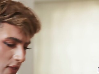 Twink caliente chupa verga grande en la cocina