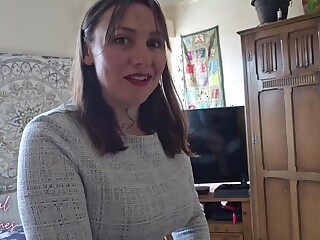 Britische milf pisst und kriegt creampie im pov