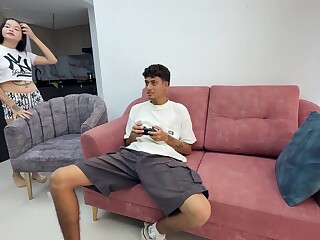 纹身拉丁妹扔掉手柄狂吸大屌