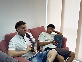 Latina tatuada larga o controle por pau grosso