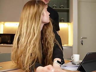 loira peituda fudendo gostoso na mesa da cozinha