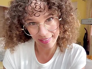 卷发眼镜熟女跪舔粗屌近距离特写