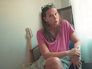 Esposa madura abre as pernas pro dedilhado fundo (47)