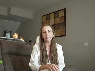 Kymber Leigh bläst den Schwanz auf dem Sofa