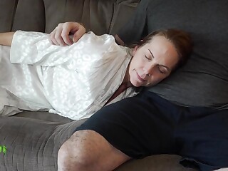 Kymber Leigh bläst den Schwanz auf dem Sofa