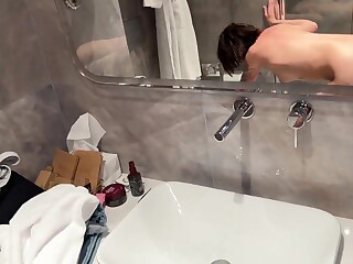 zorra morena cabalga brutal en la ducha