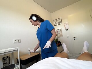 Eva Keks als Krankenschwester wichst mit Handschuhen