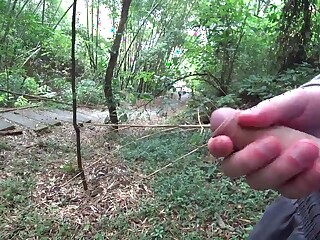 milf sucia chupa verga de extraño en el bosque