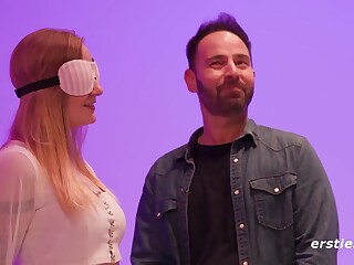 Marie hardon mit augenbinde bläst alle schwänze