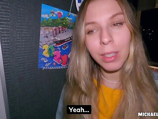 Rubia caliente chupa polla en la calle y luego follan duro