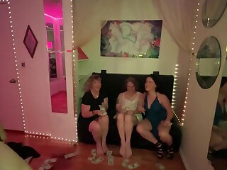 Geile milfs schlucken gloryhole schwänze bei pinkem licht
