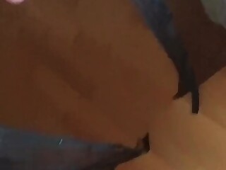 Milf europeia rasga jeans para creampie nas escadas