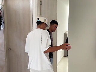 Danniel Medina schluckt riesigen schwanz im dreier