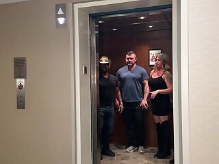 Milf rubia recibe creampie de bbc en hotel