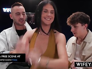 Sienna Rae doble penetrada mientras su marido mira