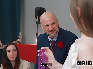 Braut wird auf dem Hochzeitstisch von zwei Schwänzen gefickt